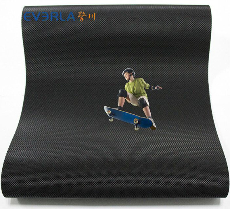 跑步機(jī)帶上添加一個(gè)輪滑的小孩