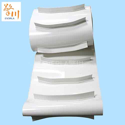 白色PVC彎<a href='http://dsjvvrk.cn/shusongdai/xiangjiao/' target='_blank'><u>擋板輸送帶</u></a>